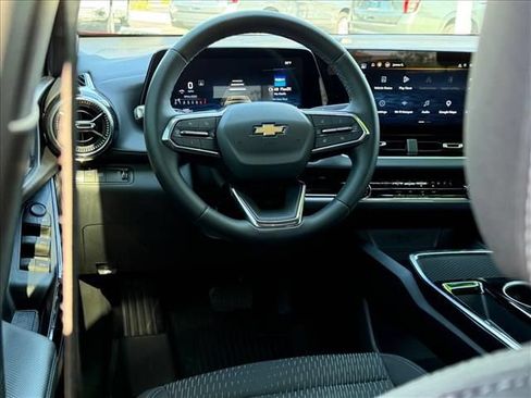 Used 2025 Chevrolet Equinox LT FWD image 9