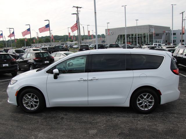 Used 2023 Chrysler Pacifica Touring-L FWD image 2