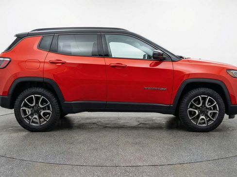 Used 2025 Jeep Compass Trailhawk AWD/4WD image 11