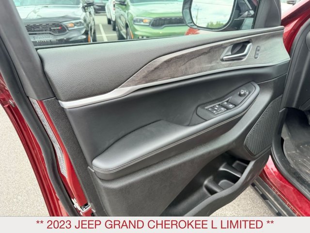 Used 2023 Jeep Grand Cherokee L Limited AWD/4WD image 8
