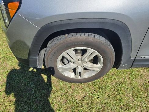 Used 2024 GMC Terrain SLE FWD image 2