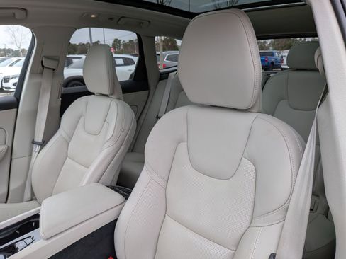 Used 2023 Volvo XC60 B5 Ultimate w/ Climate Package image 15