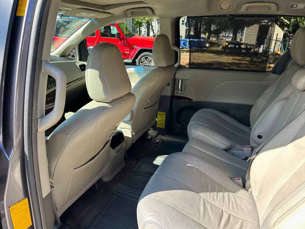 Used 2014 Toyota Sienna XLE FWD image 10