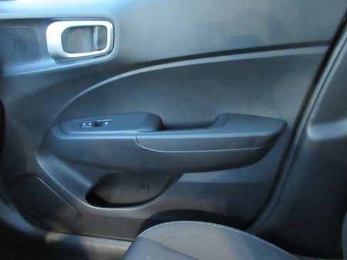 Used 2025 Hyundai Venue SEL FWD image 33