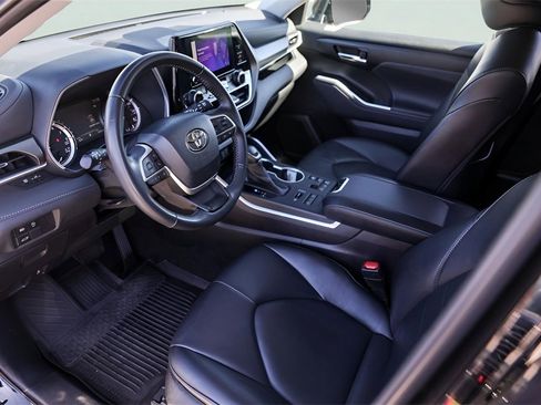 Used 2023 Toyota Highlander XLE image 13
