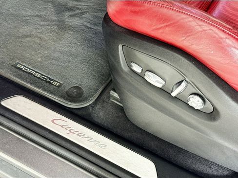Used 2020 Porsche Cayenne image 18