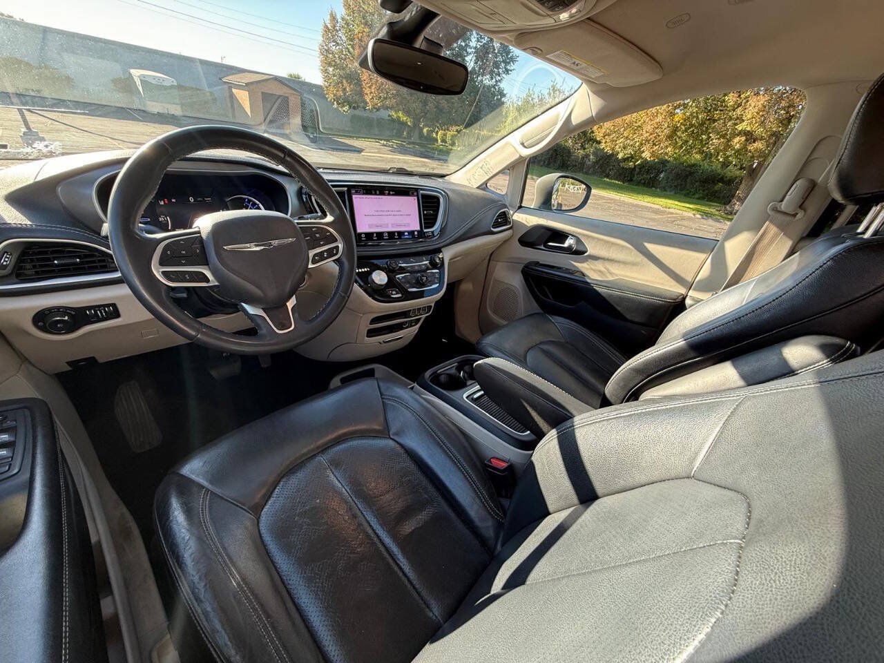 Used 2022 Chrysler Pacifica Touring-L FWD image 9