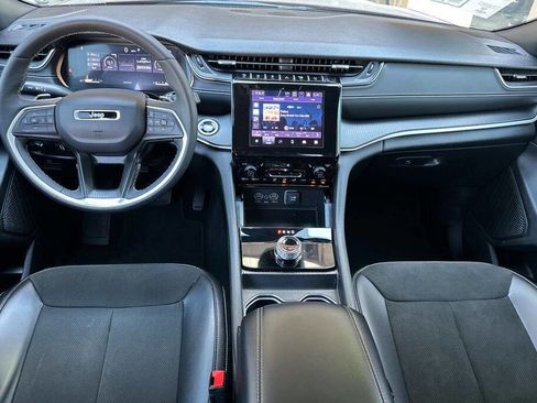 Used 2025 Jeep Grand Cherokee L Altitude image 13