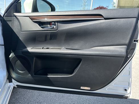 Used 2016 Lexus ES 350 w/ Premium Package w/Wood Trim FWD image 12