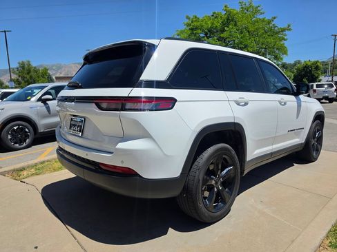 Used 2023 Jeep Grand Cherokee Altitude AWD/4WD image 5