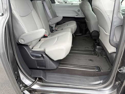 Used 2025 Toyota Sienna XLE FWD image 15