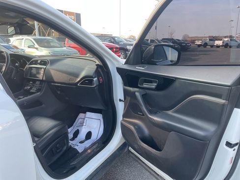 Used 2017 Jaguar F-PACE Prestige image 34