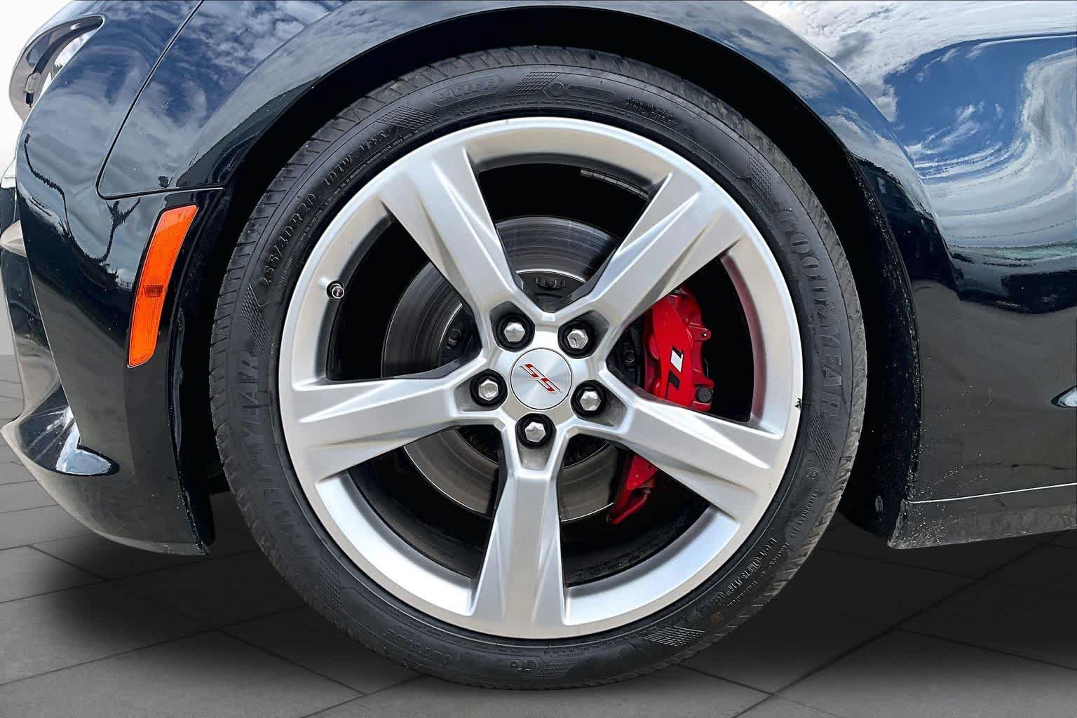 Used 2018 Chevrolet Camaro SS RWD image 11