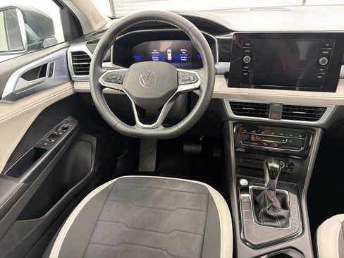 Used 2025 Volkswagen Taos SE w/ Panoramic Sunroof Package FWD image 25