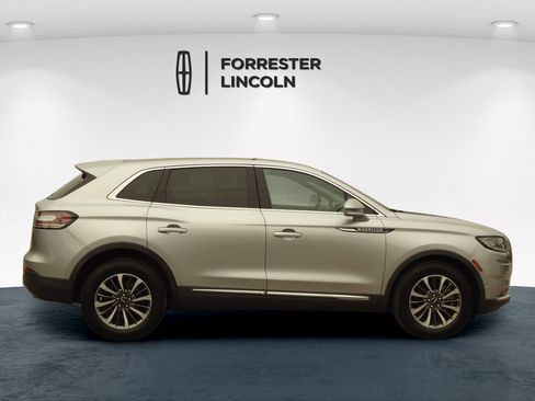 Used 2022 Lincoln Nautilus Reserve AWD/4WD image 2