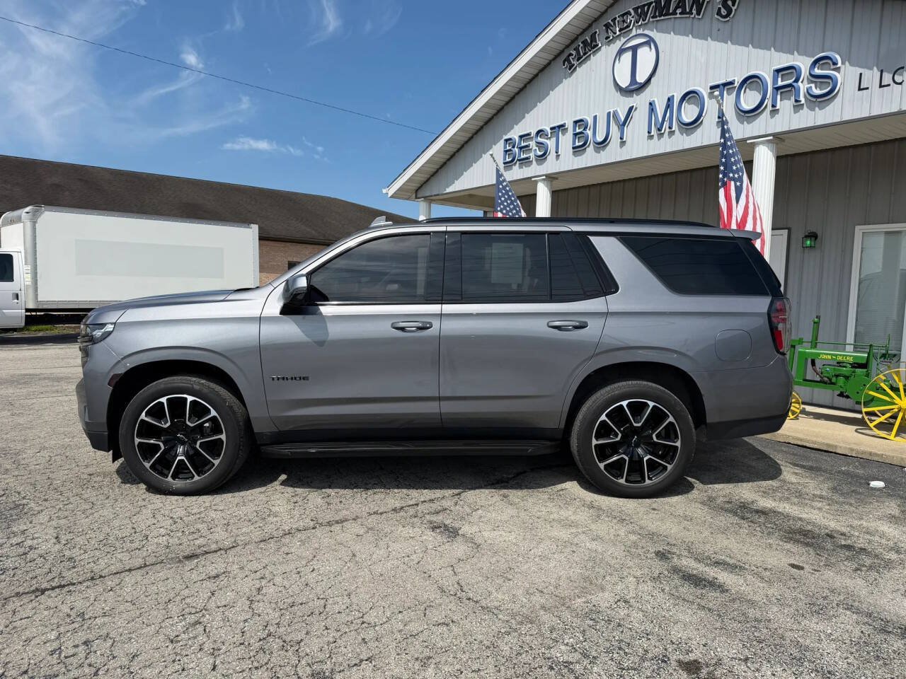Used 2021 Chevrolet Tahoe RST w/ Luxury Package AWD/4WD image 2