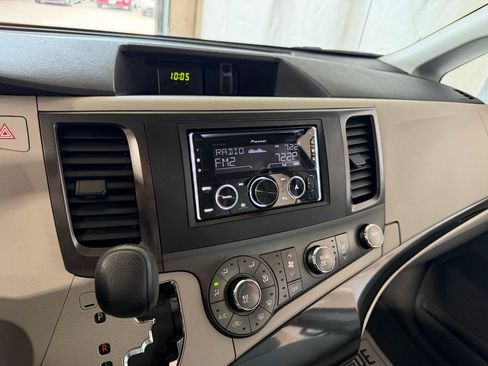 Used 2011 Toyota Sienna w/ Towing Pkg FWD image 29