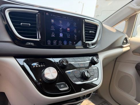 Used 2017 Chrysler Pacifica Touring-L FWD image 16