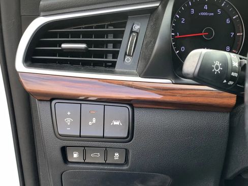 Used 2019 Kia Cadenza Technology image 16