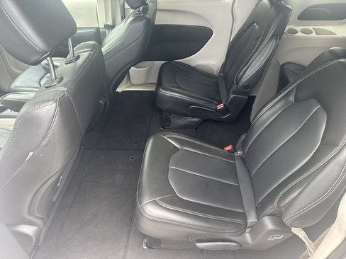 Used 2023 Chrysler Pacifica Touring-L FWD image 20