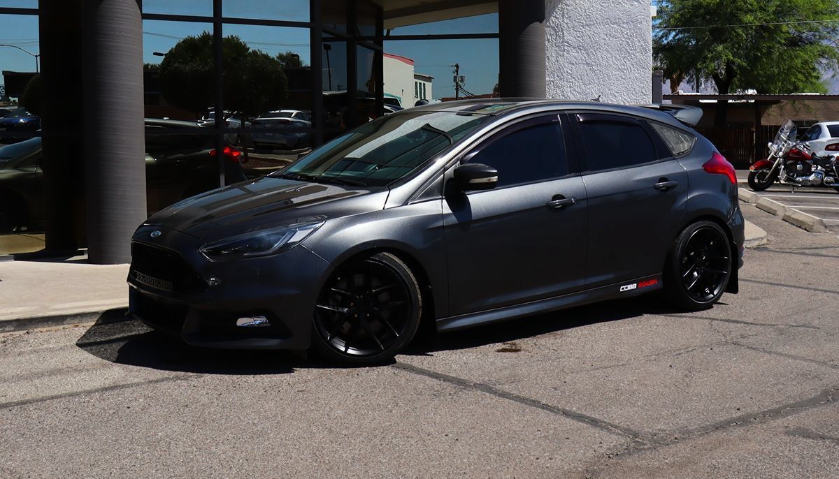 Used 2018 Ford Focus ST FWD image 3