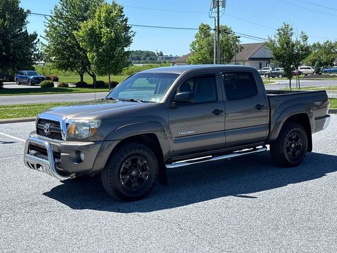 Used 2011 Toyota Tacoma 4x4 Double Cab w/ TRD Off-Road Pkg w/JBL Audio image 4