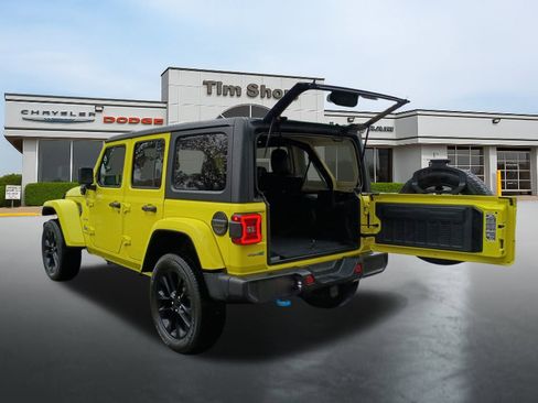 Used 2022 Jeep Wrangler Unlimited Sahara w/ Cold Weather Group image 33