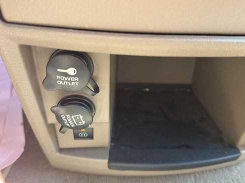 Used 2010 Chrysler Town & Country Limited w/ Entertainment Group #3 FWD image 27