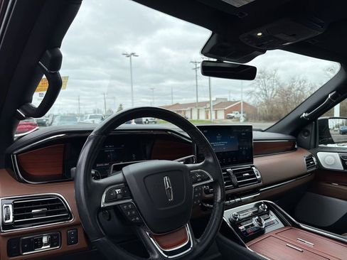 Used 2024 Lincoln Navigator Reserve image 11