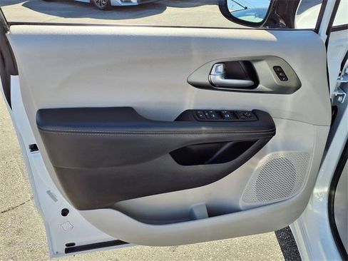 Used 2024 Chrysler Pacifica Touring-L image 9