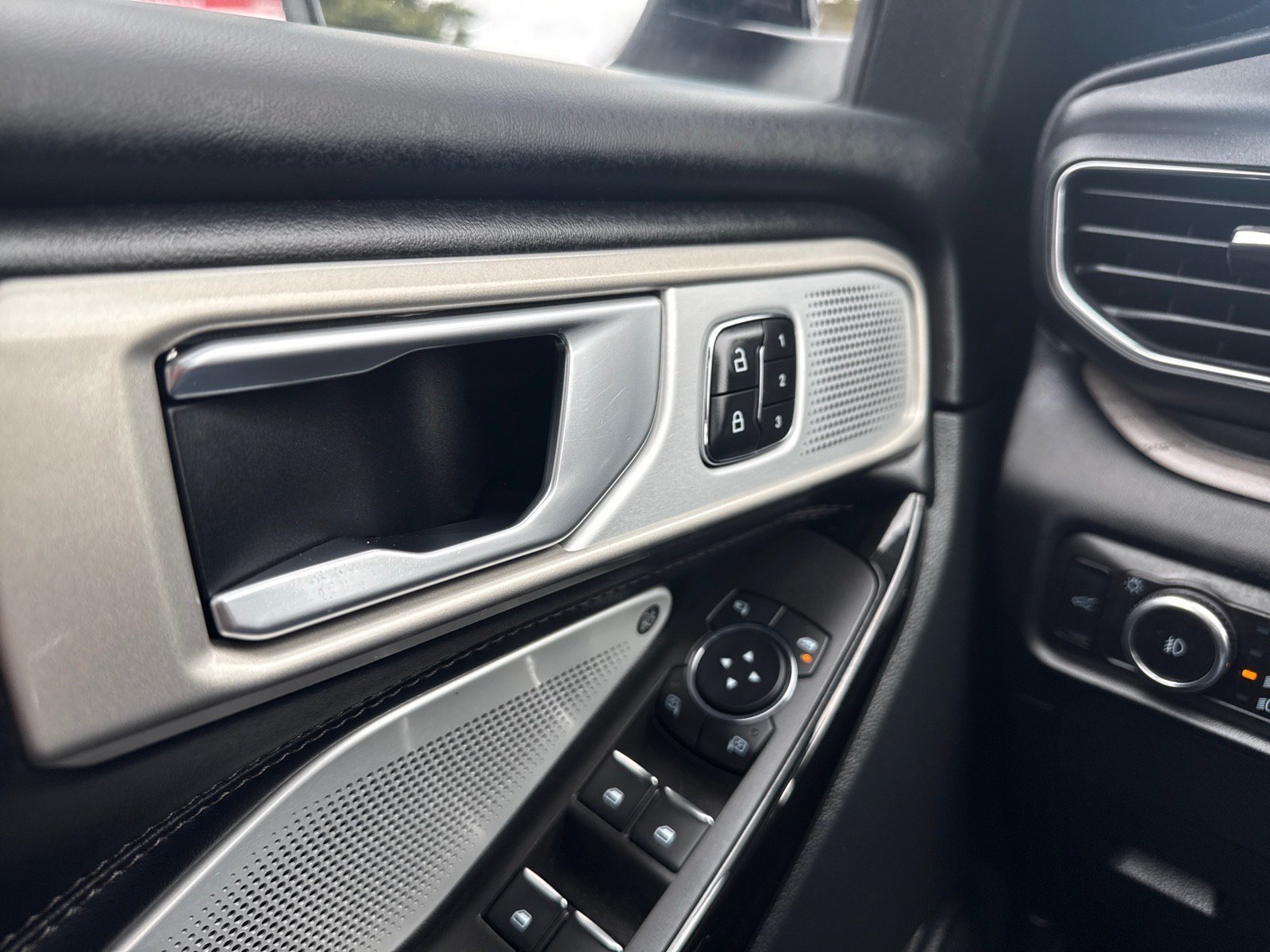 Used 2023 Ford Explorer Platinum w/ Technology Package AWD/4WD image 20