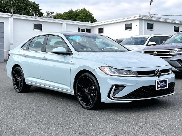 Certified 2025 Volkswagen Jetta SE w/ Sunroof Package FWD image 1
