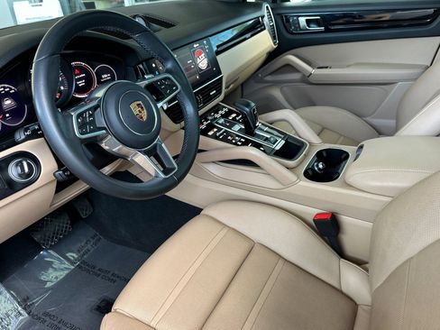 Certified 2023 Porsche Cayenne AWD/4WD image 4