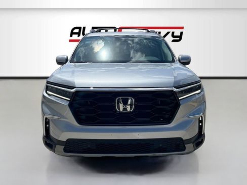 Used 2025 Honda Pilot Touring image 2
