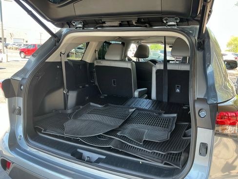 Used 2023 Toyota Highlander XLE FWD image 34