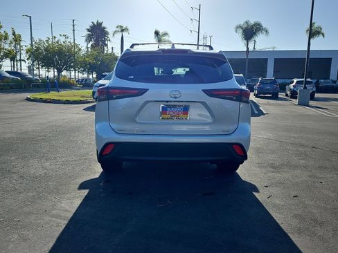 Used 2024 Toyota Highlander XLE FWD image 6