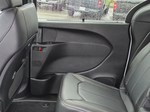 New 2026 Chrysler Pacifica Select image 39