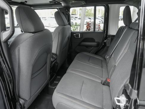 Used 2025 Jeep Wrangler Unlimited Sahara w/ Safety Group AWD/4WD image 33