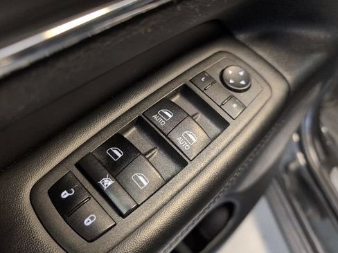 Used 2022 Jeep Grand Cherokee Limited w/ Technology Group AWD/4WD image 15