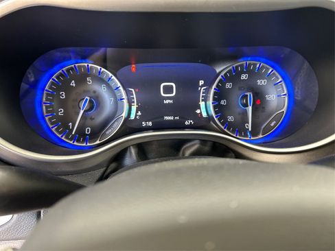 Used 2023 Chrysler Pacifica Touring-L FWD image 15