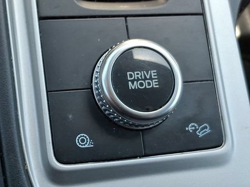 Used 2023 Ford Explorer XLT AWD/4WD image 22