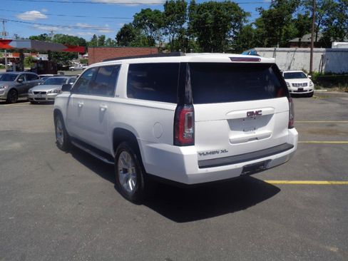 Used 2017 GMC Yukon XL SLE w/ SLE Value Package AWD/4WD image 3
