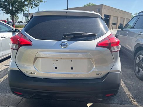 Used 2019 Nissan Kicks SV FWD image 3