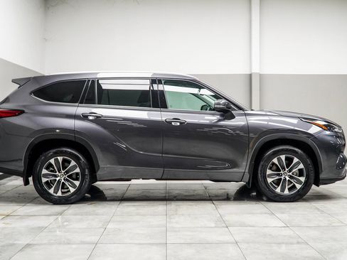 Used 2022 Toyota Highlander XLE image 6