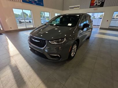 Used 2025 Chrysler Pacifica Select