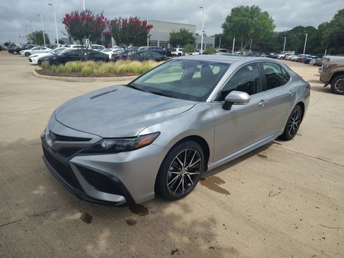 Used 2024 Toyota Camry SE FWD image 1