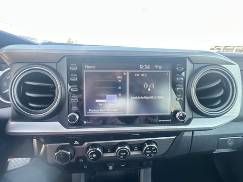 Used 2020 Toyota Tacoma SR5 AWD/4WD image 13