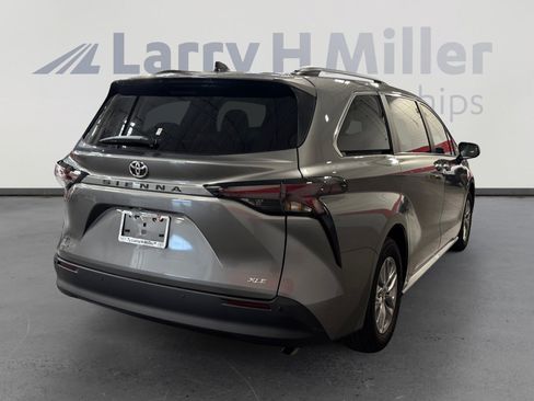 Used 2026 Toyota Sienna XLE FWD image 5