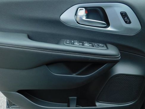 New 2026 Chrysler Pacifica Limited FWD image 11