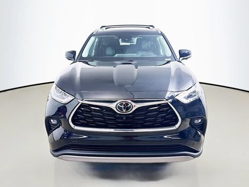 Certified 2024 Toyota Highlander Platinum AWD/4WD image 2